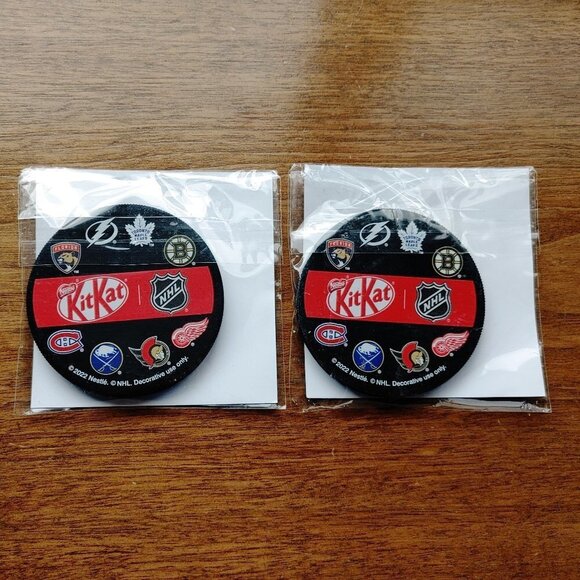 NESTLE KIT KAT Hockey Puck Coasters PAIR BNIP NHL Logos Toronto Maple Leafs - Picture 1 of 3